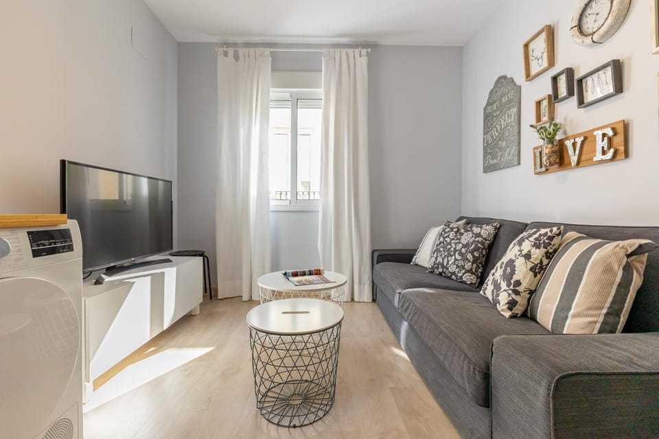 TV and multimedia, Living room, Seating area, Evening entertainment