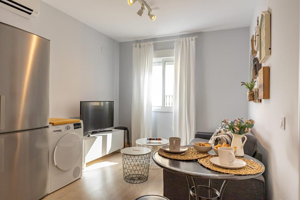 TV and multimedia, Coffee/tea facilities, Living room, Food and drinks, Seating area, Dining area, Food