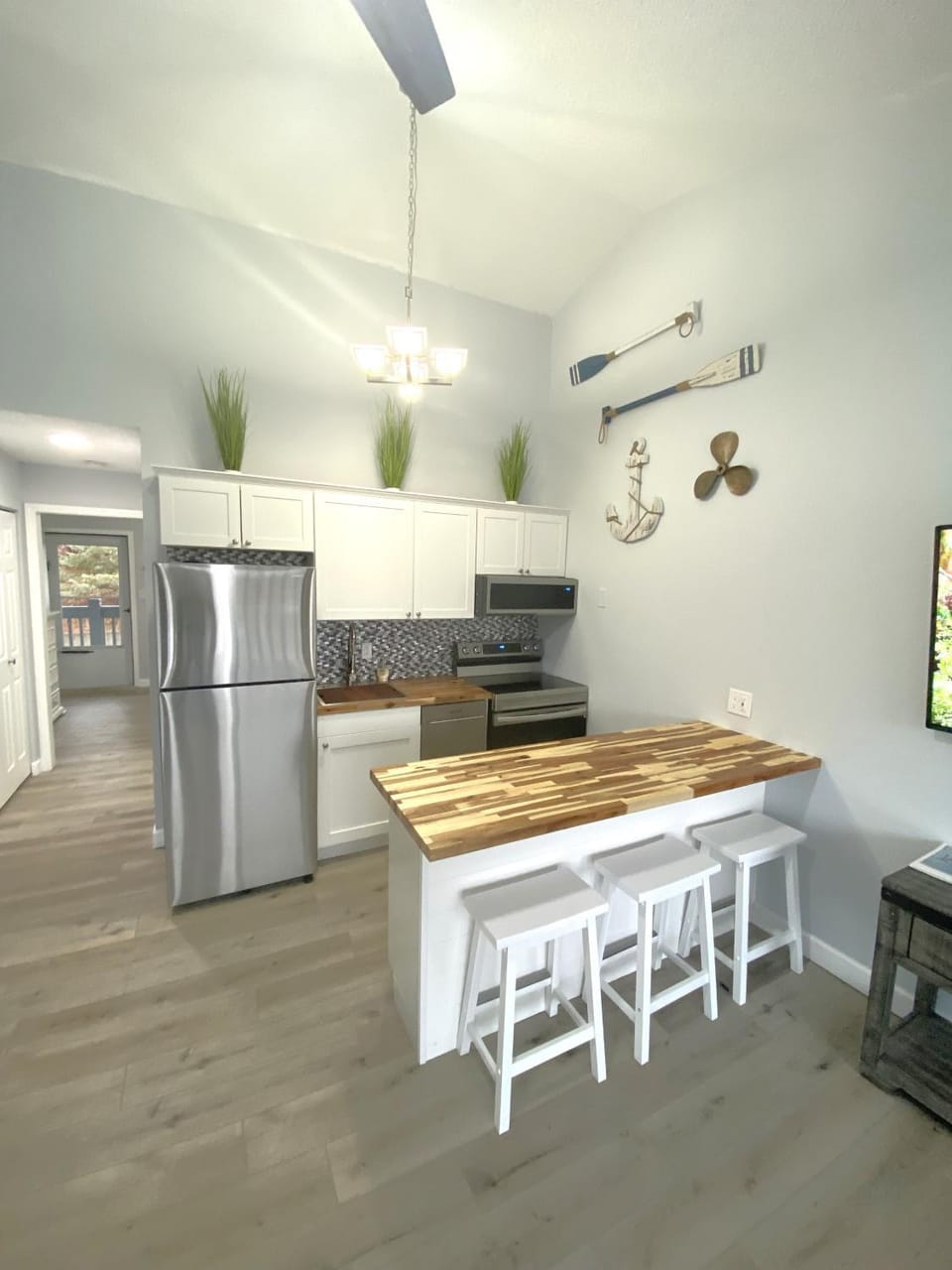 B Lakefront! Remodeled, Boat Slip, Patio Views, Pool, Boat Ramp, WIFI Apartment in Osage Beach