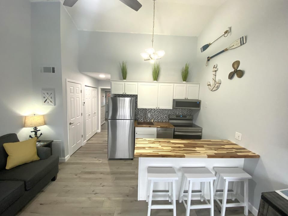 B Lakefront! Remodeled, Boat Slip, Patio Views, Pool, Boat Ramp, WIFI Apartment in Osage Beach