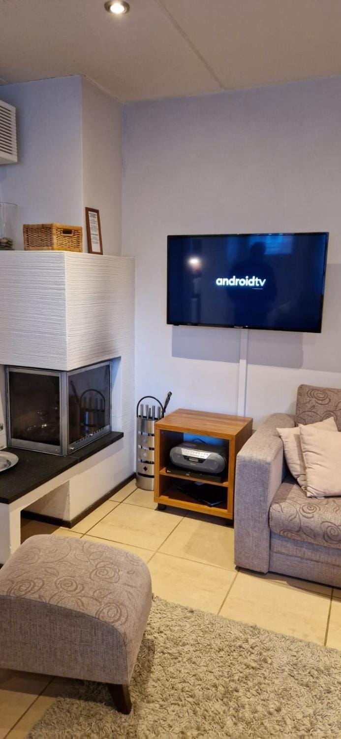 Communal lounge/ TV room, TV and multimedia, Living room, Seating area, Evening entertainment