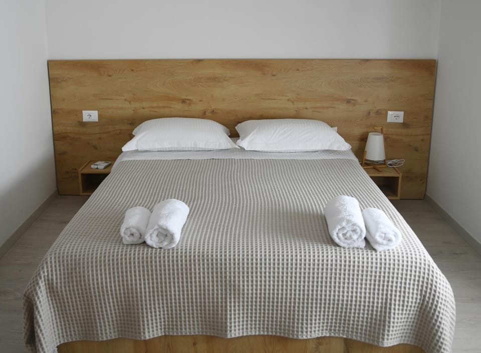 Bed, Bedroom, towels