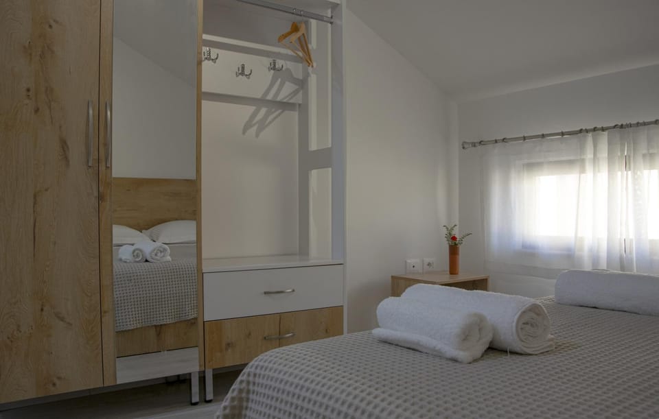Bed, Bedroom, towels, wardrobe