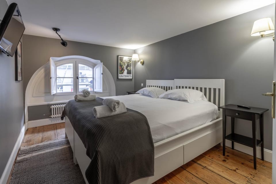 Bed, TV and multimedia, Photo of the whole room, Bedroom