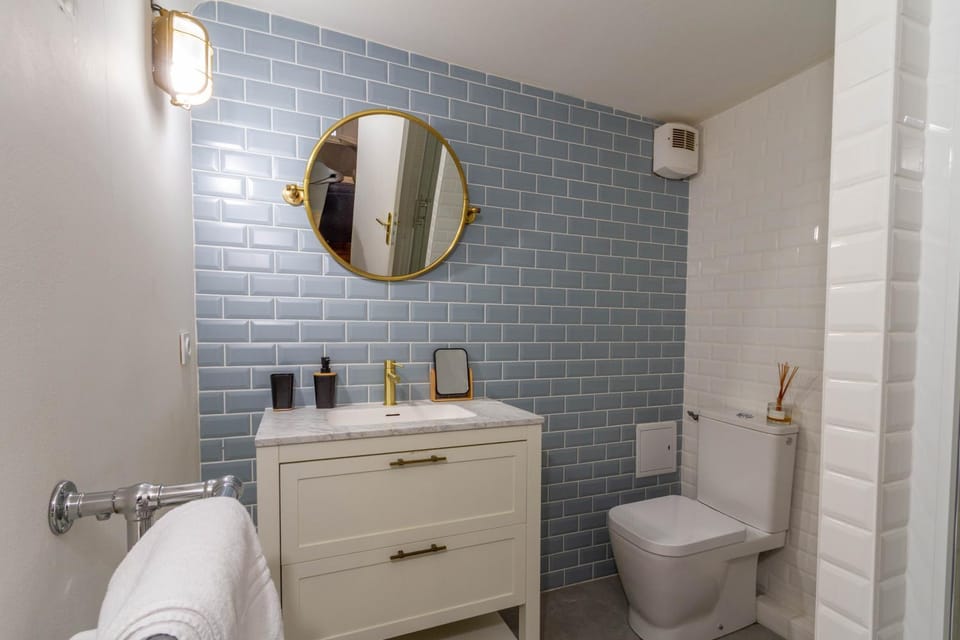 Toilet, Bathroom, towels