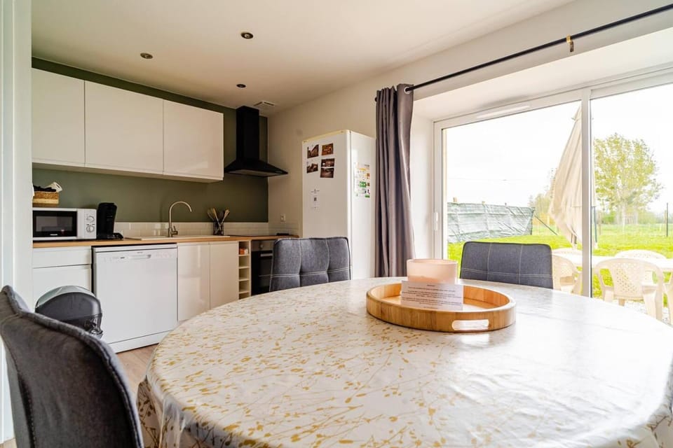 Kitchen or kitchenette, Dining area, stove