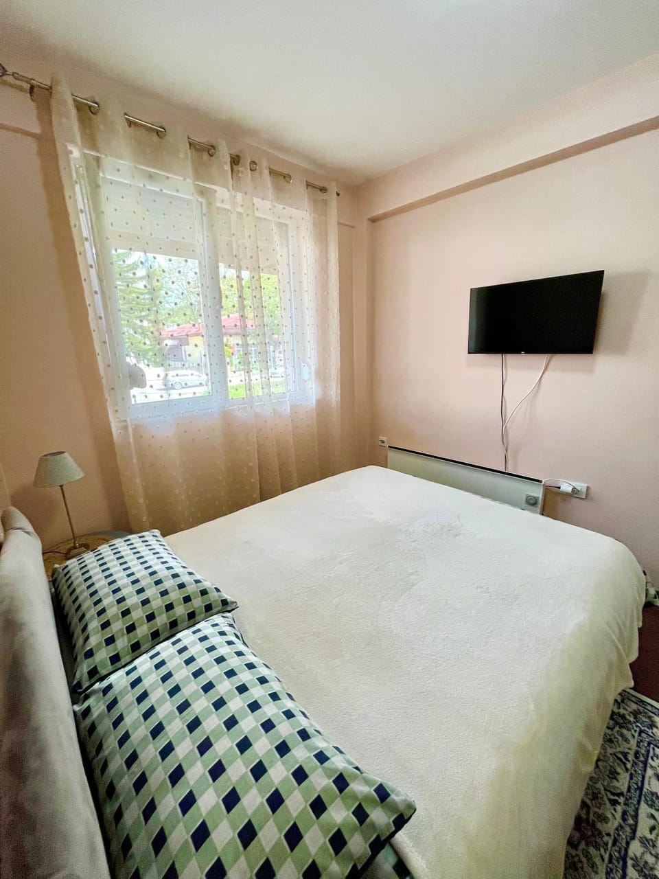 Bed, TV and multimedia, Bedroom