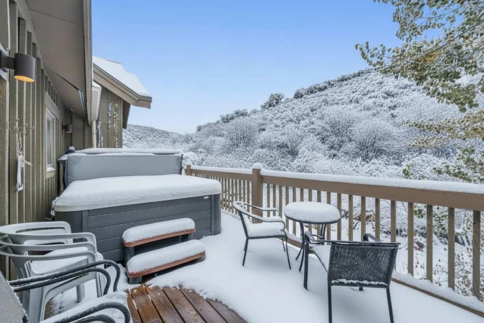 4BR Retreat with Hot Tub and Great Location House in Park City