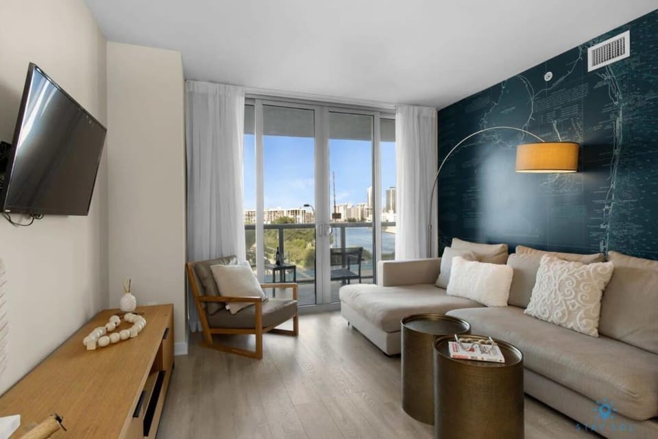 Beachwalk Bliss - Resort Amenities - Gym - Pool Apartment in Hallandale Beach