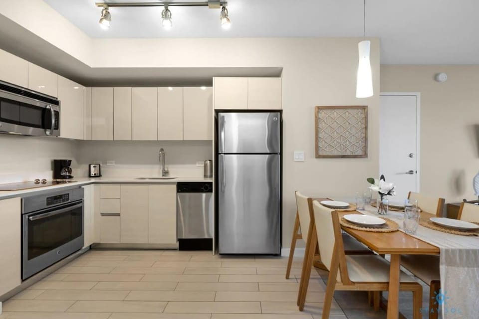 Beachwalk Bliss - Resort Amenities - Gym - Pool Apartment in Hallandale Beach