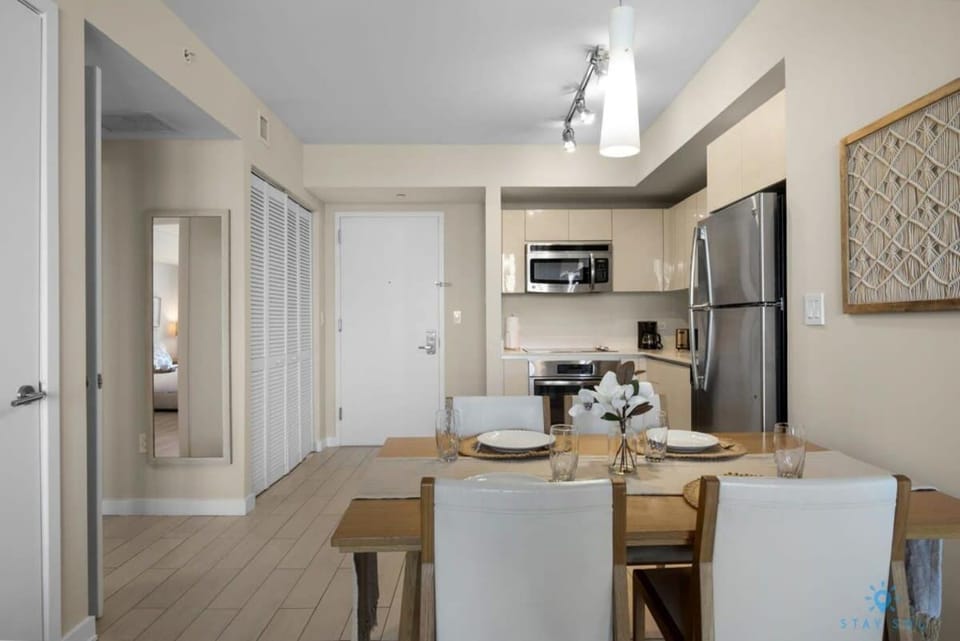 Beachwalk Bliss - Resort Amenities - Gym - Pool Apartment in Hallandale Beach