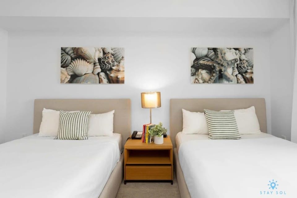Upper studio with Balcony - Pool - Gym House in Hallandale Beach
