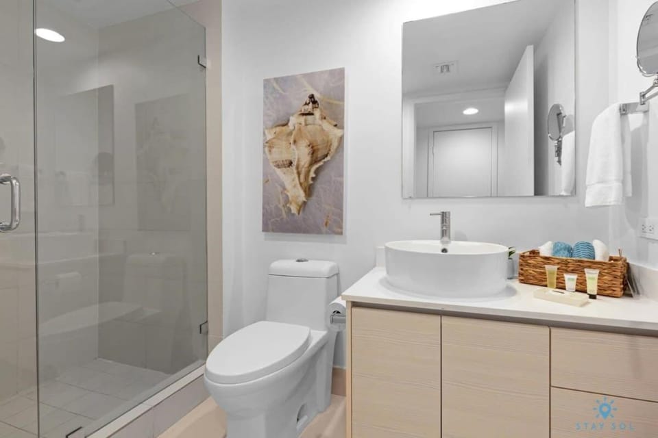 Upper studio with Balcony - Pool - Gym House in Hallandale Beach