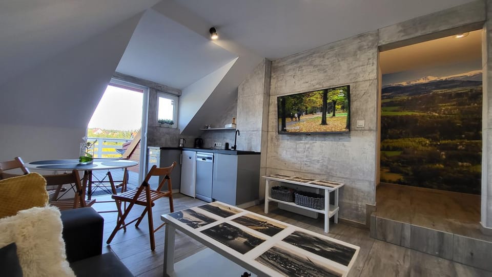 TV and multimedia, Kitchen or kitchenette, Living room, Seating area, Dining area