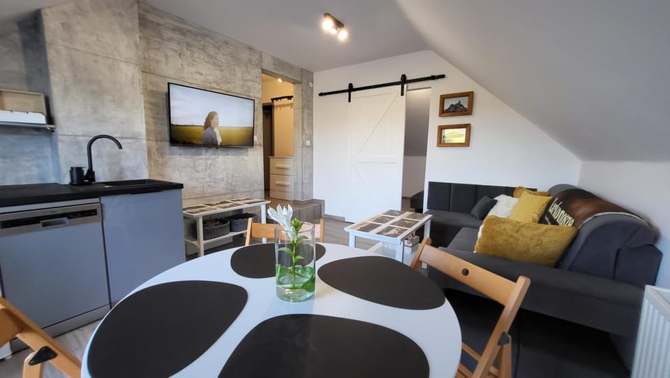 TV and multimedia, Kitchen or kitchenette, Living room, Seating area, Dining area