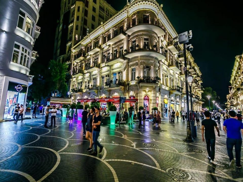 Property building, Facade/entrance, Night, People, Neighbourhood, Balcony/Terrace, City view, Street view, Location, group of guests