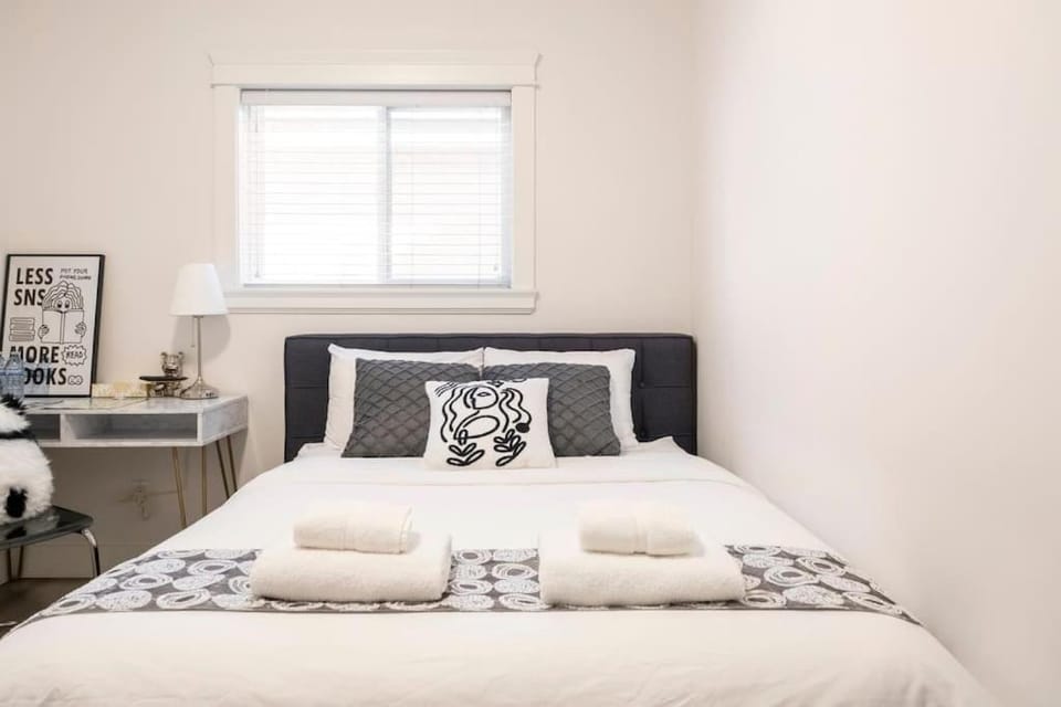 Si & Daniel Home Near YVR Airport & Skytrain Separate Entry Free Parking Bed and Breakfast in Richmond