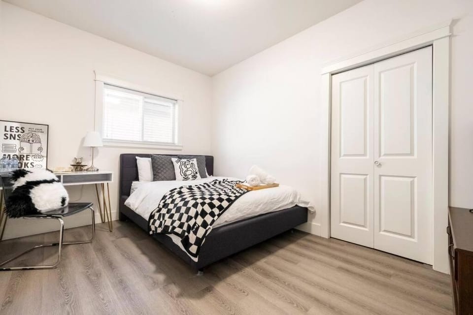 Si & Daniel Home Near YVR Airport & Skytrain Separate Entry Free Parking Bed and Breakfast in Richmond