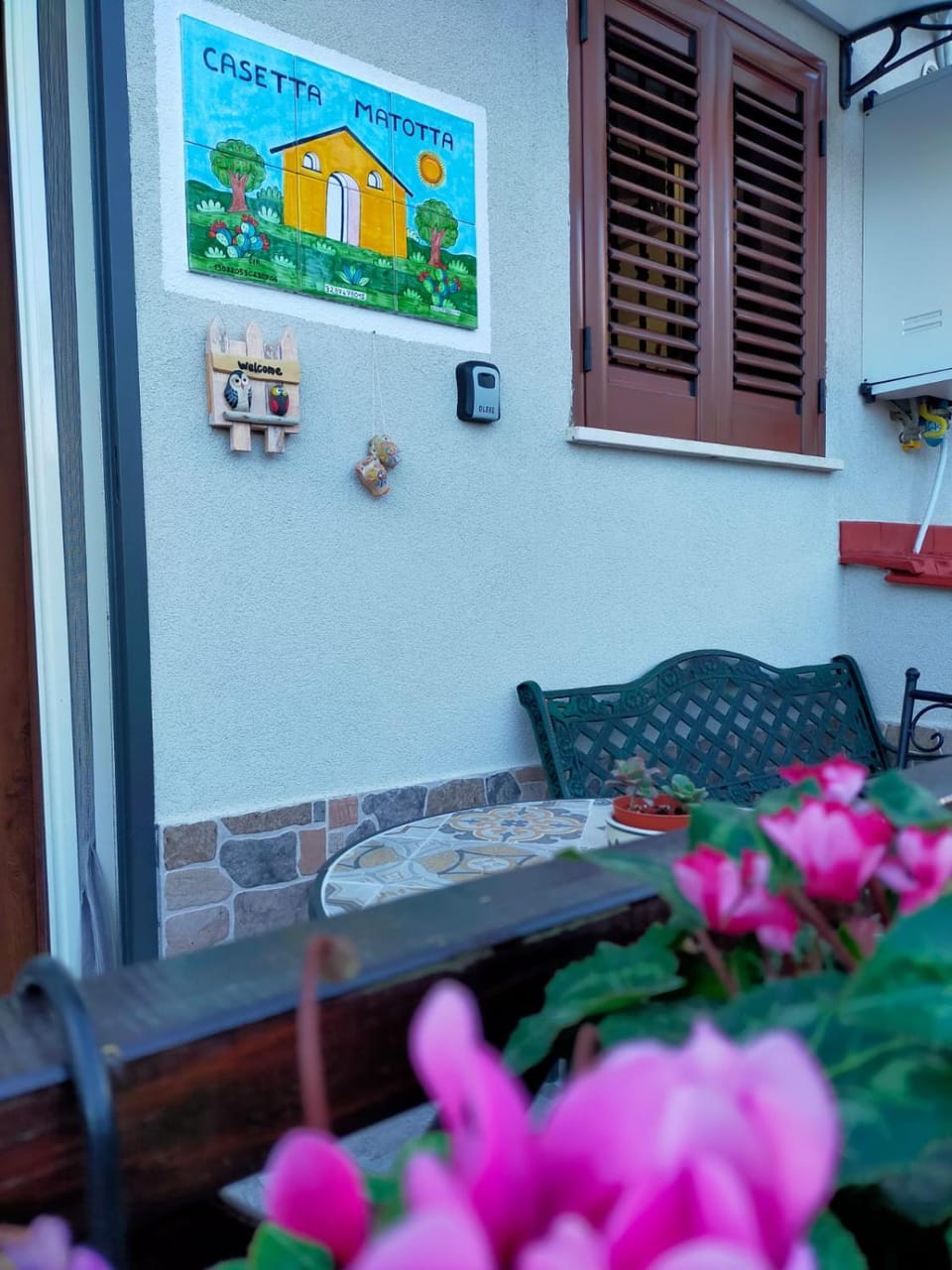 Property building, Patio, Balcony/Terrace