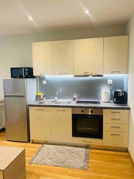 Coffee/tea facilities, Kitchen or kitchenette, oven, stove, toaster