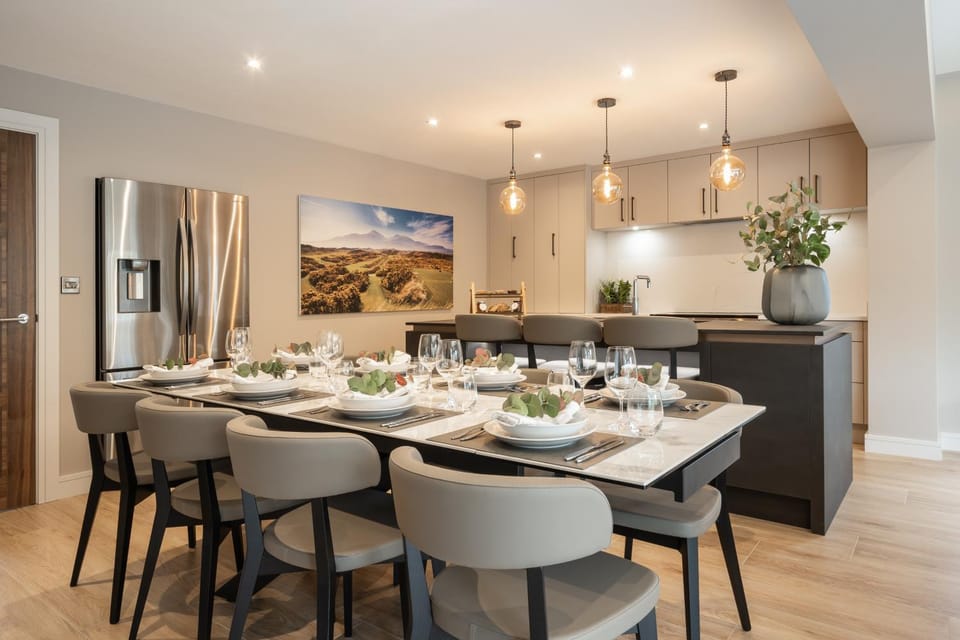 Kitchen or kitchenette, Dining area