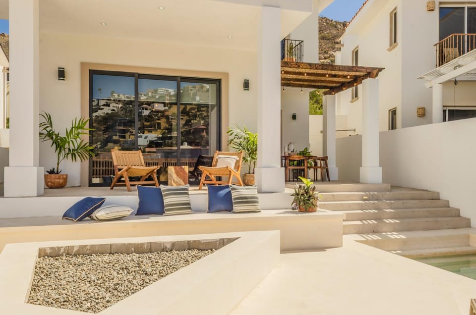 Casa Gallo, Heated Pool, Exclusive Beach & Great Location House in Cabo San Lucas