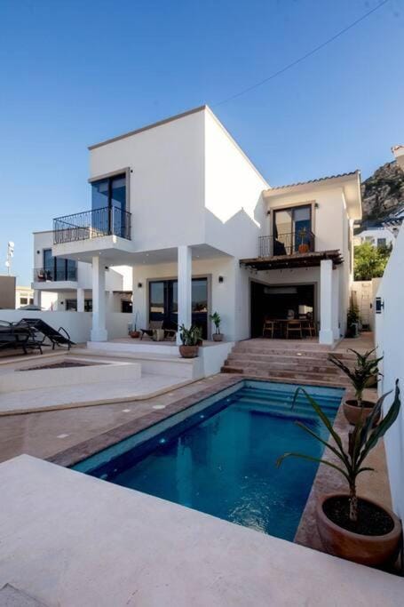 Casa Gallo, Heated Pool, Exclusive Beach & Great Location House in Cabo San Lucas