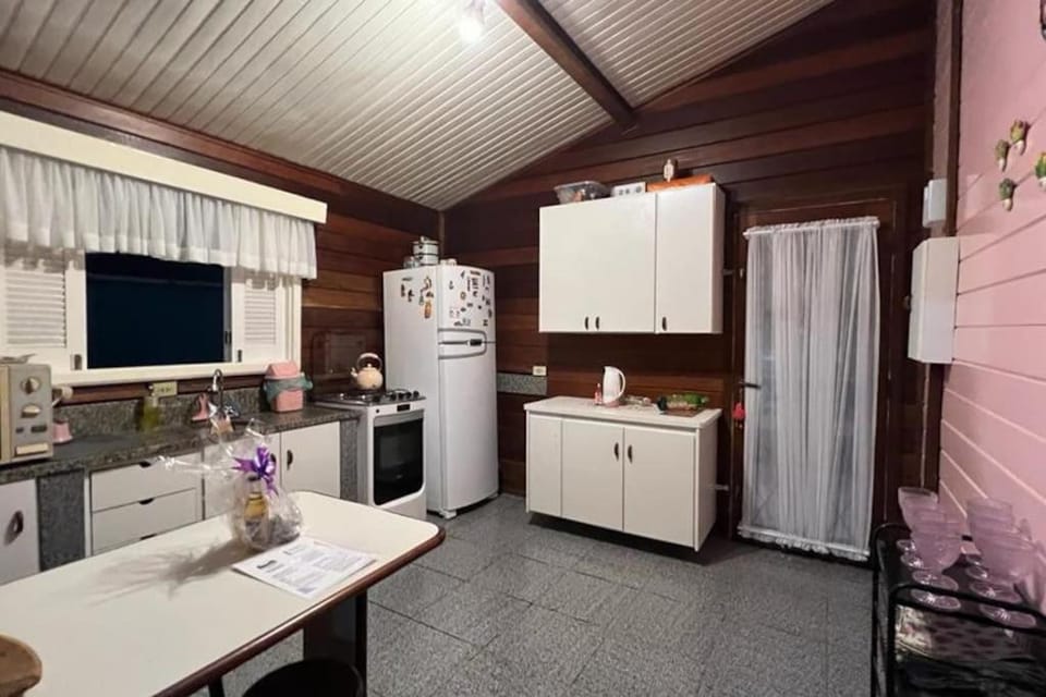 Kitchen or kitchenette, minibar, pet friendly, stove