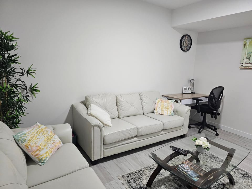 New built house, Stay in Style Guest Suite, 2bedroom, 2bed, 2bath House in Edmonton