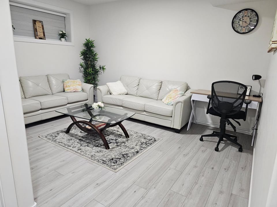 New built house, Stay in Style Guest Suite, 2bedroom, 2bed, 2bath House in Edmonton