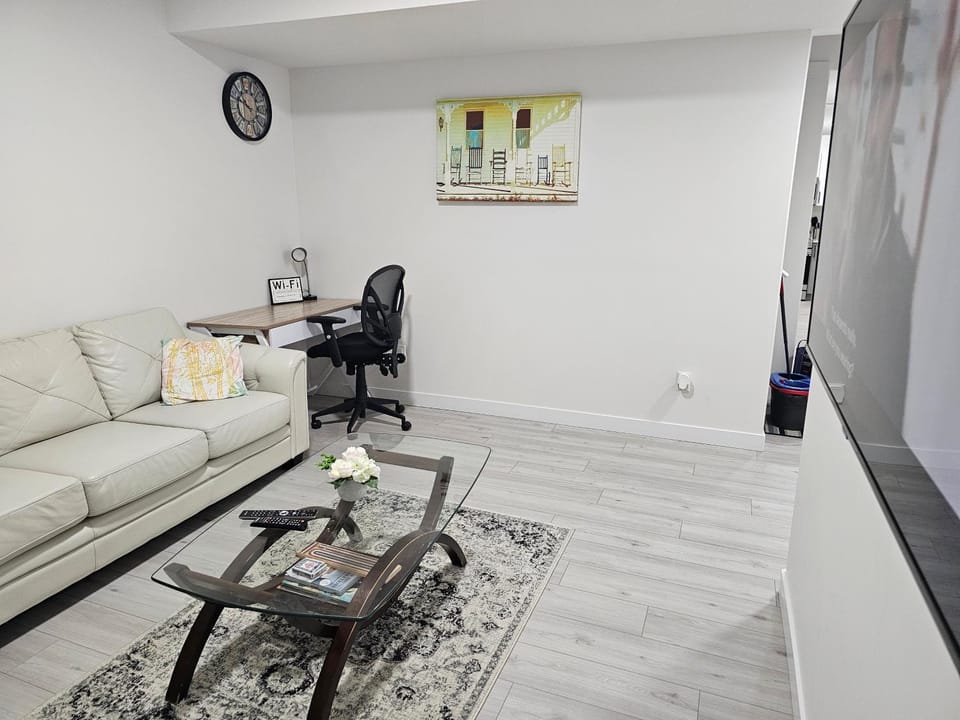 New built house, Stay in Style Guest Suite, 2bedroom, 2bed, 2bath House in Edmonton