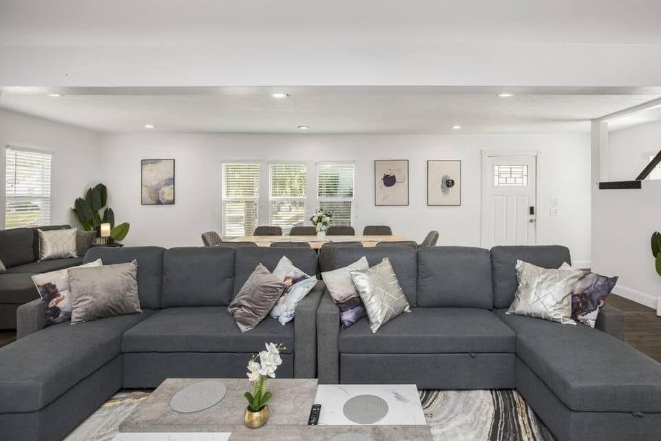 NEW Luxury Spacious & 10 min Driving to Notre Dame! Villa in South Bend