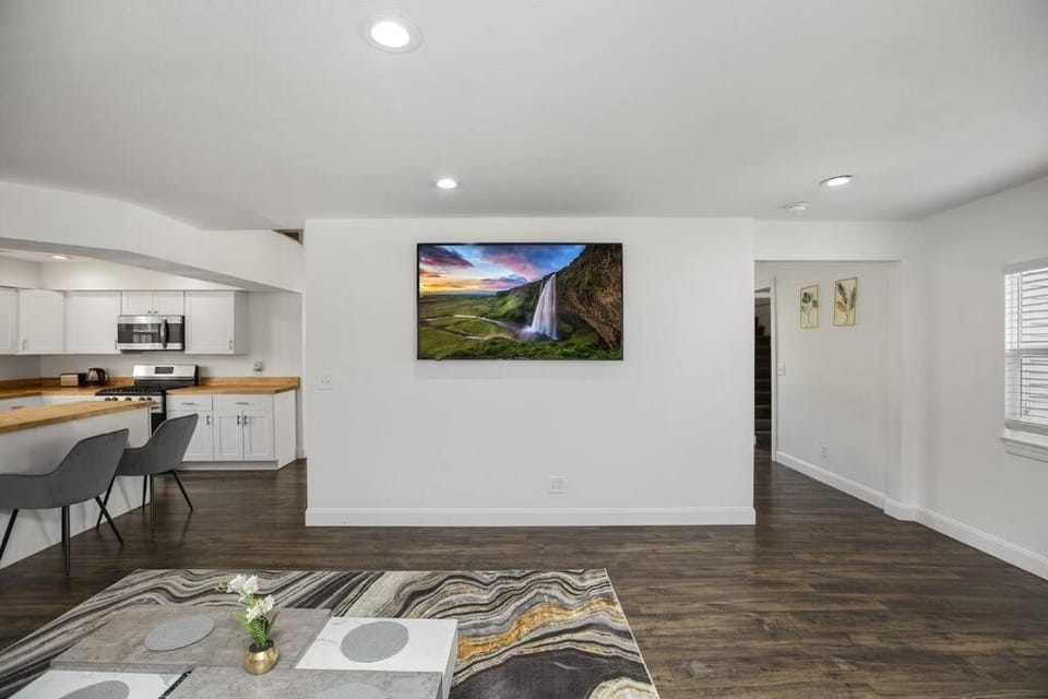 NEW Luxury Spacious & 10 min Driving to Notre Dame! Villa in South Bend