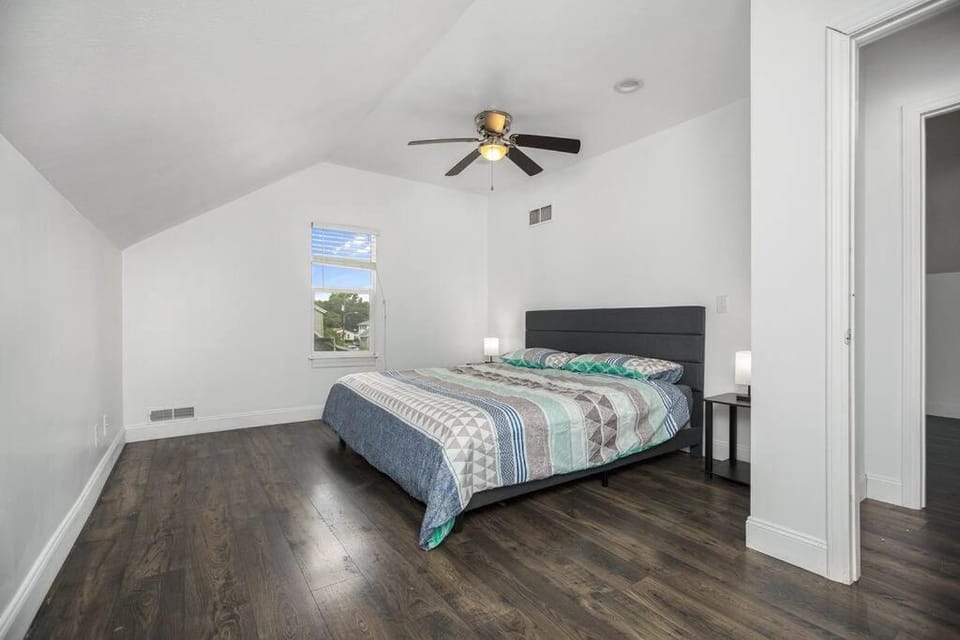 NEW Luxury Spacious & 10 min Driving to Notre Dame! Villa in South Bend