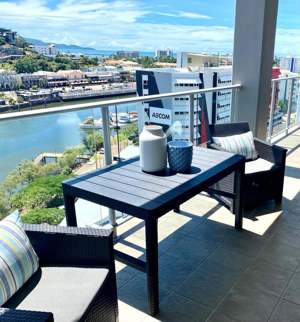 Altitude Eleven - Stadium & River Panorama Apartment in Townsville