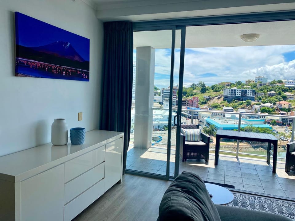 Altitude Eleven - Stadium & River Panorama Apartment in Townsville
