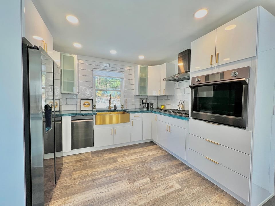 Luxury 4 bedroom 2 bath Lake Views House in Marlborough