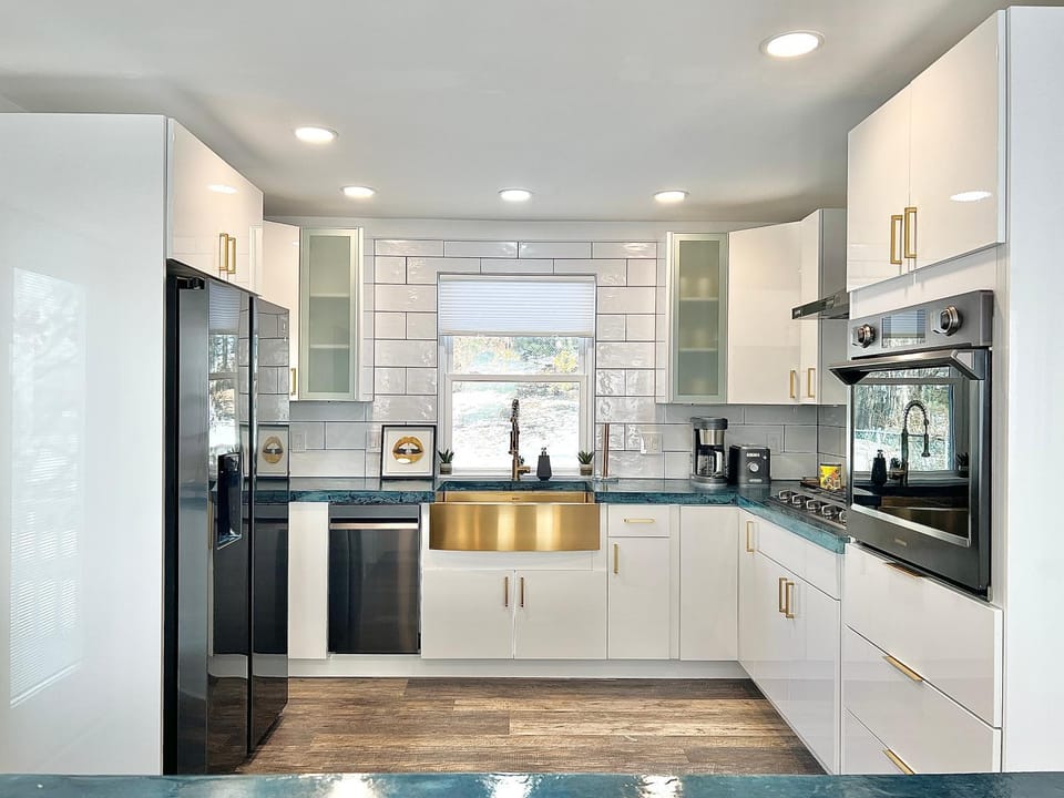 Luxury 4 bedroom 2 bath Lake Views House in Marlborough