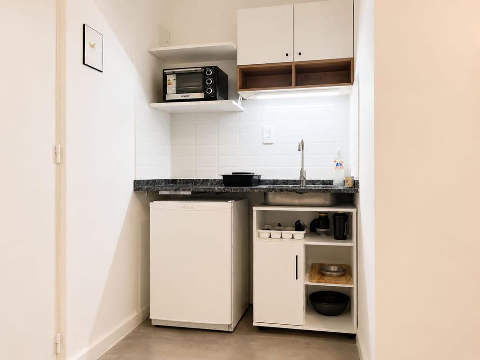 Kitchen or kitchenette, minibar, oven, stove