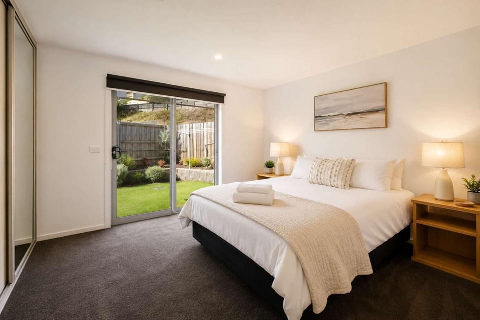 Villa1 New Modern Walk to shops 10min Airport CBD House in Bellerive