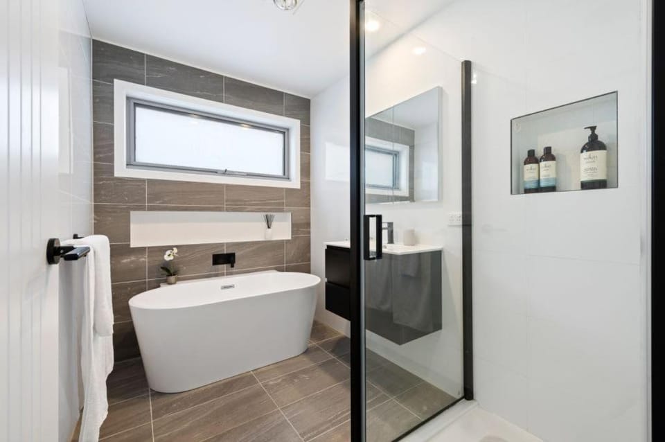 Villa1 New Modern Walk to shops 10min Airport CBD House in Bellerive