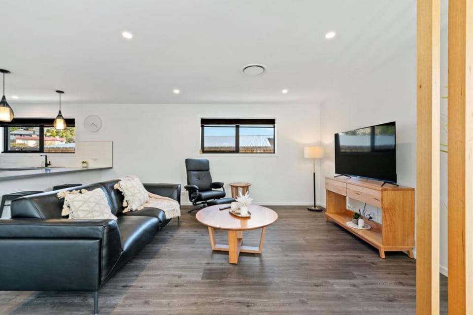 Villa1 New Modern Walk to shops 10min Airport CBD House in Bellerive