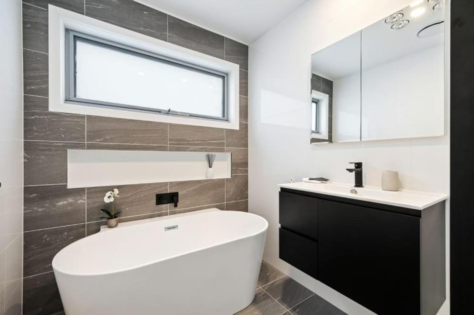 Villa1 New Modern Walk to shops 10min Airport CBD House in Bellerive