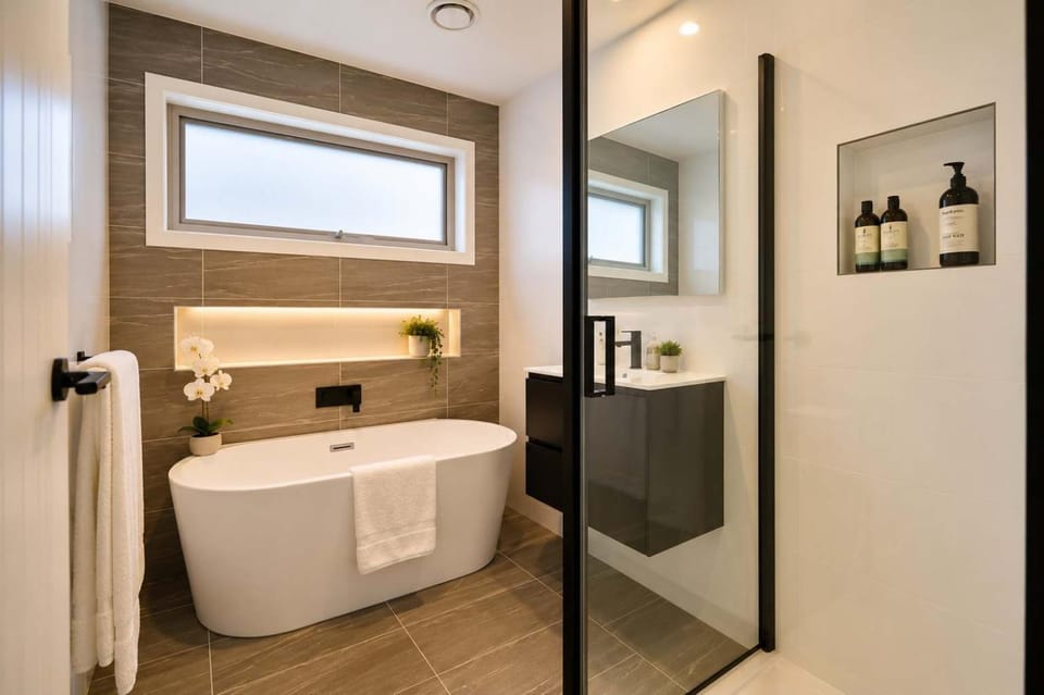 Villa1 New Modern Walk to shops 10min Airport CBD House in Bellerive