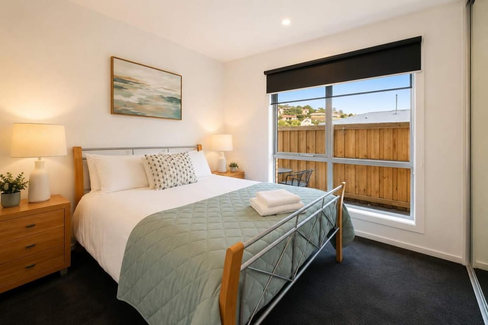 Villa1 New Modern Walk to shops 10min Airport CBD House in Bellerive