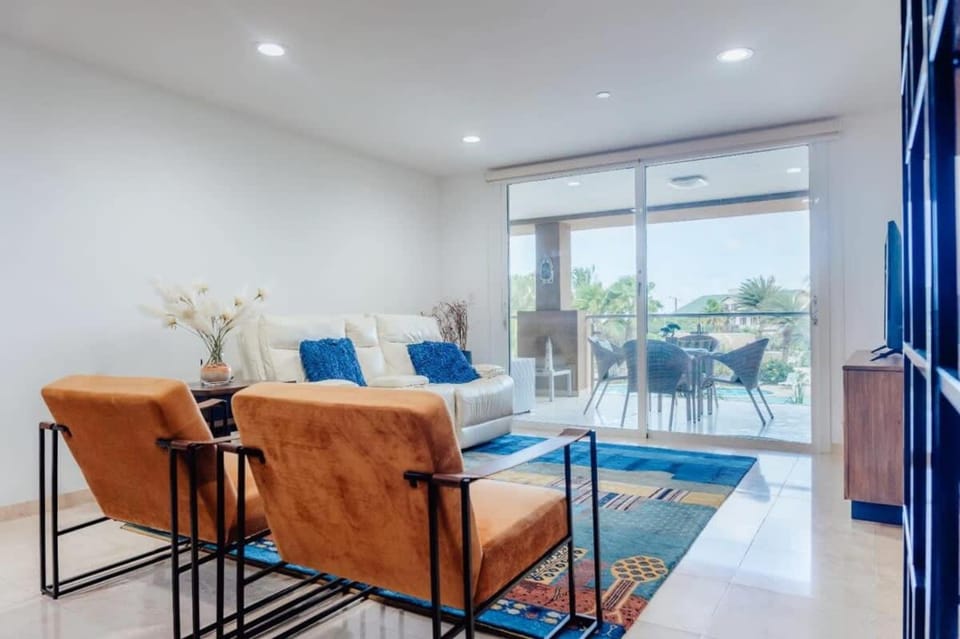 The Elegance of Oasis -3BR Apartment Beach Front Apartment in Noord