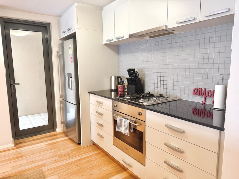 Spacious Freo Apt BBQ Balcony & 2 Cars Apartment in Perth