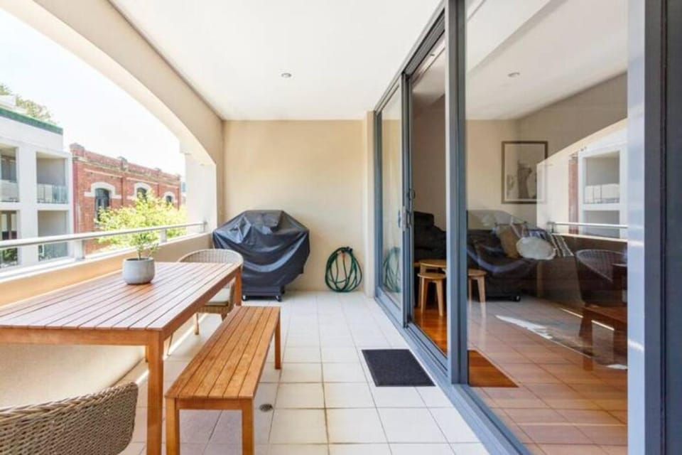 Spacious Freo Apt BBQ Balcony & 2 Cars Apartment in Perth