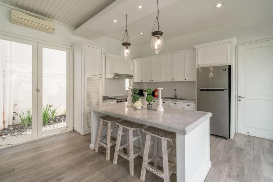 Beachside Colonial Elegance: 4BR in Canggu Villa in North Kuta