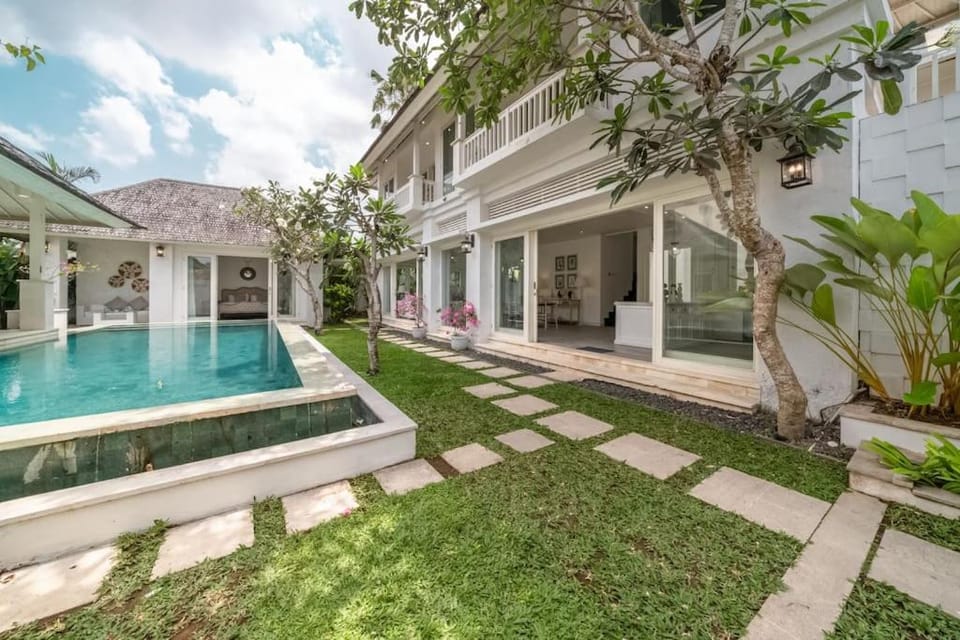 Beachside Colonial Elegance: 4BR in Canggu Villa in North Kuta